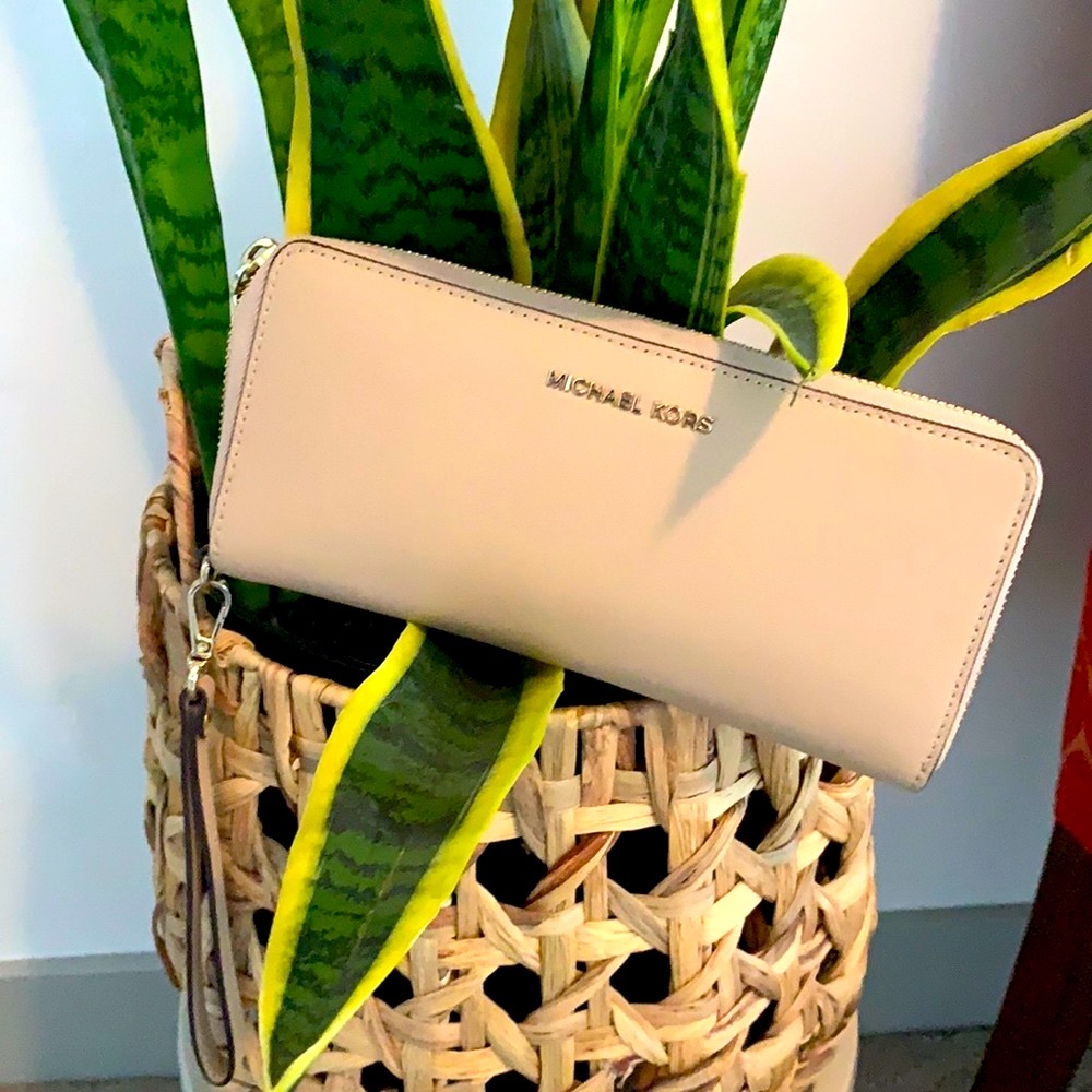 Michael Kors nude wallet